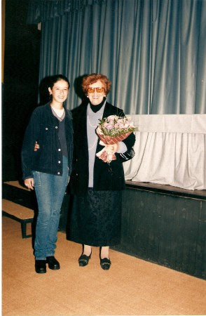 Recebe homenagem de Estudantes